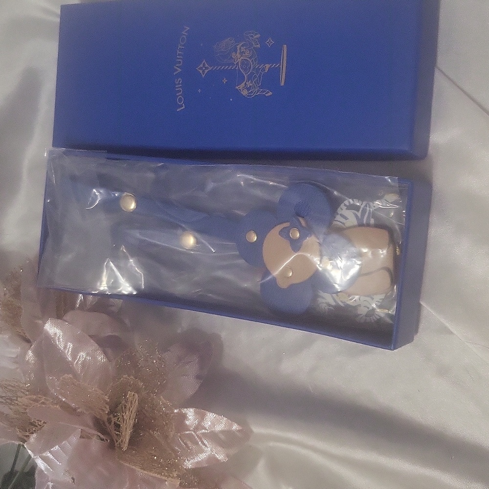 Louis Vuitton 3 Bag Charm Set NEW IN Louis Vuitton Box - Picture 4 of 4